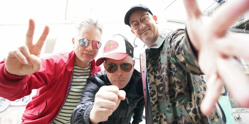 Das Hip-Hop-Trio Fettes Brot gibt auf der Hamburger Trabrennbahn Bahrenfeld zwei Abschiedskonzerte. - Foto: Marcus Brandt/dpa