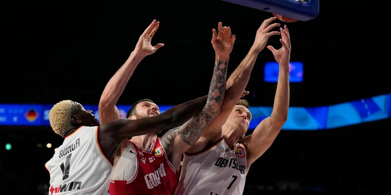 Isaac Bonga (l) und Johannes Voigtmann (M) feierten mit dem DBB-Team den nächsten Sieg. - Foto: Hiro Komae/AP/dpa