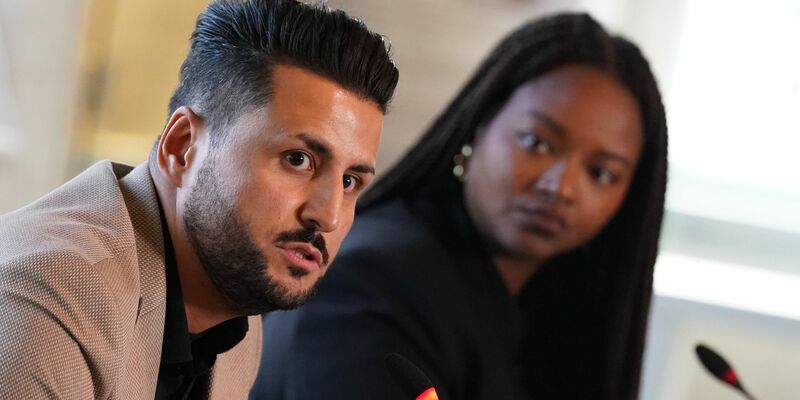 Ibrahim Arslan (l) wird stellvertretend für den Verband VBRG von Pro Asyl mit dem Menschenrechtspreis ausgezeichnet. - Foto: Marcus Brandt/dpa/Archiv