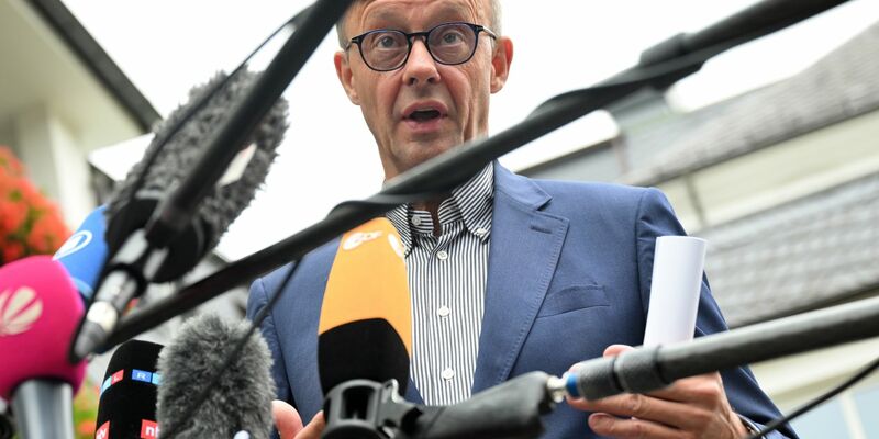 CDU-Chef Friedrich Merz gibt bei der Unions-Klausur in Schmallenberg ein Pressestatement ab. - Foto: Federico Gambarini/dpa