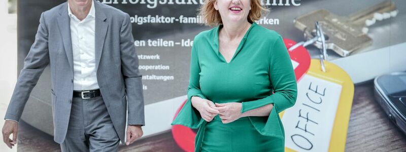 DIHK-Präsident Peter Adrian mit Familienministerin Lisa Paus beim Unternehmenstag Erfolgsfaktor Familie in Berlin. - Foto: Kay Nietfeld/dpa