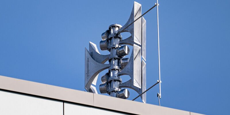 Eine Warnsirene ist auf einer Berliner Schule montiert. Der bundesweite Warntag findet am 14. September statt. - Foto: Fabian Sommer/dpa