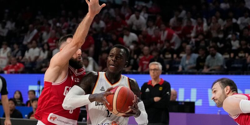 Dennis Schröder ist der Kapitän der deutschen Basketballer. - Foto: Hiro Komae/AP/dpa