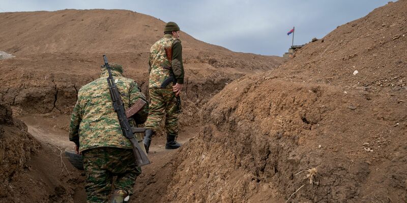 Zwei Soldaten gehen im Februar auf einem Militärposten an der Frontlinie im Latschin-Korridor entlang. Die Lage an der Grenze zu Aserbaidschan ist angespannt. - Foto: Gilles Bader/Le Pictorium Agency via ZUMA/dpa/Archiv