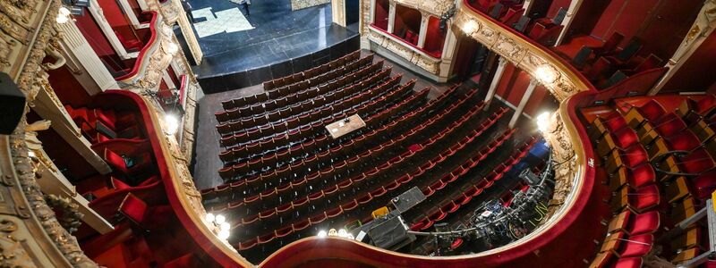 Blick in den leeren Zuschauersaal des Theaters «Berliner Ensemble» (BE). - Foto: Jens Kalaene/dpa-Zentralbild/dpa