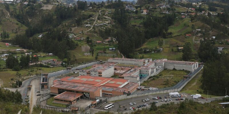 Blick auf das Turi-Gefängnis, wo Dutzende von Gefängniswärtern und Polizisten von den Insassen entführt wurden. - Foto: Xavier Caivinagua/AP/dpa