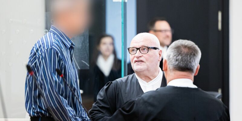 Der Angeklagte (l) vor Beginn des ersten Prozesses in einem Gerichtssaal im Landgericht Hannover. Daneben seine Anwälte Matthias Waldraff (M) und Güney Ralva. - Foto: Michael Matthey/dpa