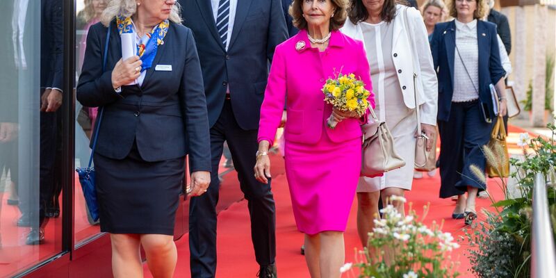 Königin Silvia von Schweden (M), Dietmar Woidke (2.v.l, SPD), Ministerpräsident von Brandenburg, und weitere Gäste kommen zur feierlichen Eröffnung des Wohnquartiers für an Demenz erkrankte Menschen. - Foto: Monika Skolimowska/dpa