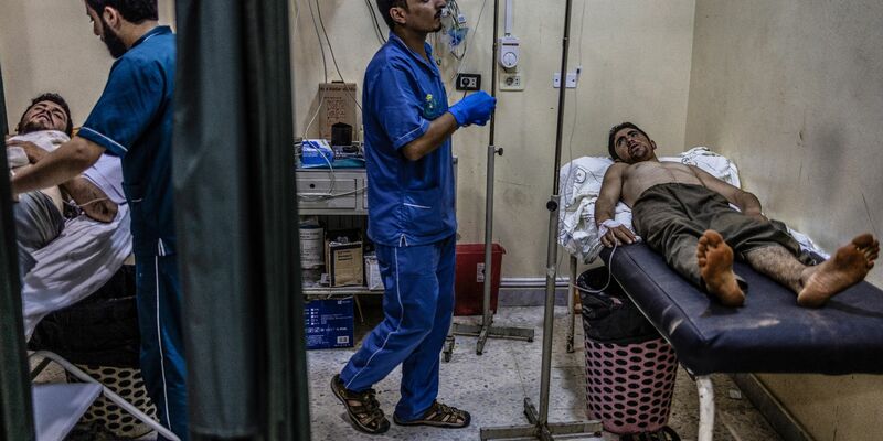 Verletzte in einem Krankenhaus im syrischen Idlib. Auch in der Dair al-Saur-Region im Osten des Landes kommt es seit Tagen zu heftig Kämpfen. - Foto: Anas Alkharboutli/dpa