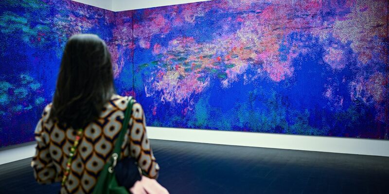 Die wandfüllenden Werke stellen etwa  Claude Monets Wasserlilien (Beginn 20. Jahrhundert) nach. - Foto: Britta Pedersen/dpa