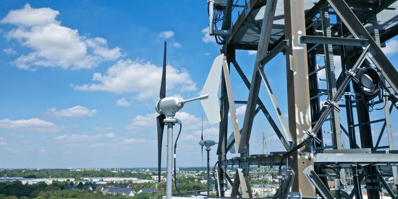 An einem Mobilfunkmast in Troisdorf ist eine Mikrowindturbine befestigt. - Foto: Lukas Loss/Vodafone/dpa