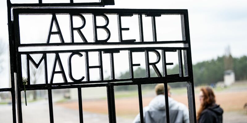 Das Tor zur Gedenkstätte Sachsenhausen auf dem Gelände des ehemaligen Konzentrationslager Sachsenhausen. - Foto: Fabian Sommer/dpa
