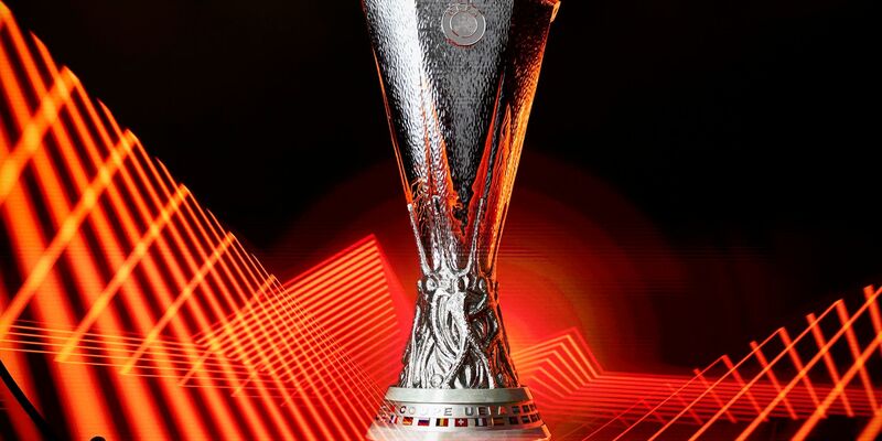 Bayer Leverkusen und der SC Freiburg spielen in der Saison 2023/24 um den Europa-League-Pokal. - Foto: Daniel Cole/AP/dpa