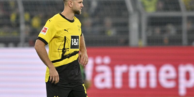Dortmunds Niclas Füllkrug (r) und Heidenheims Nikola Dovedan (M) kämpfen um den Ball. - Foto: Bernd Thissen/dpa