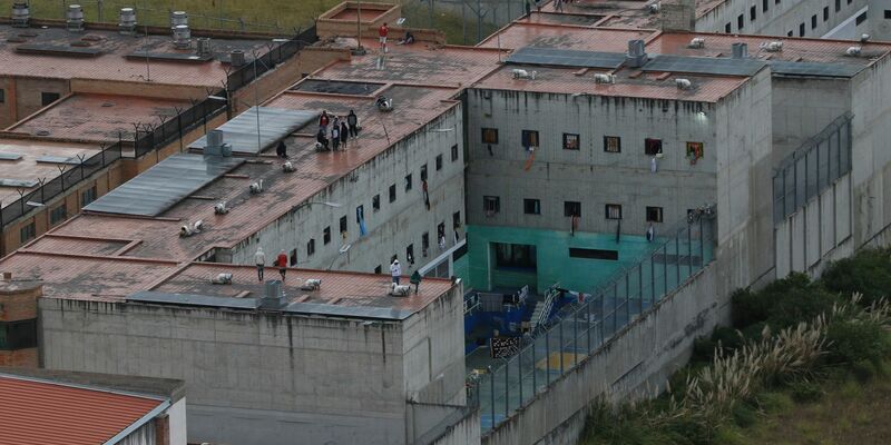 Blick auf das Turi-Gefängnis, wo Dutzende von Gefängniswärtern und Polizisten von den Insassen entführt wurden. - Foto: Xavier Caivinagua/AP/dpa