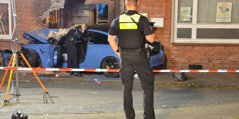 Ein Auto ist in Melsum im Landkreis Stade in eine Hauswand geprallt. - Foto: Polizeiinspektion Stade/dpa