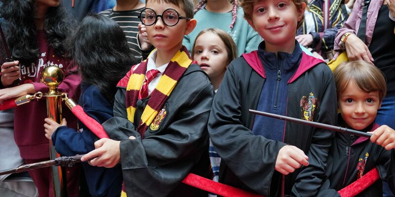 Harry-Potter-Fans versammeln sich während des jährlichen «Back to Hogwarts Day» am Bahnhof Kings Cross. - Foto: Lucy North/PA Wire/dpa
