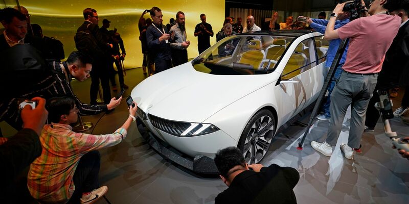 Reges Interesse: Der BMW Neue Klasse wird in München vorgestellt. - Foto: Uwe Lein/dpa