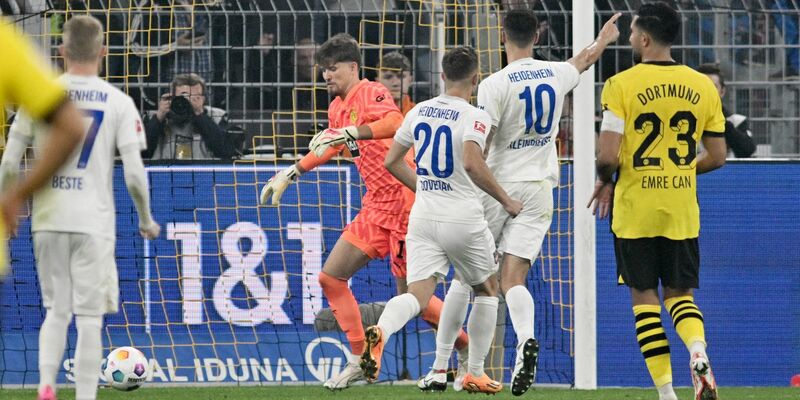 Tim Kleindienst (2.vr) machte den ersten Heidenheimer Bundesliga-Punkt perfekt. - Foto: Bernd Thissen/dpa