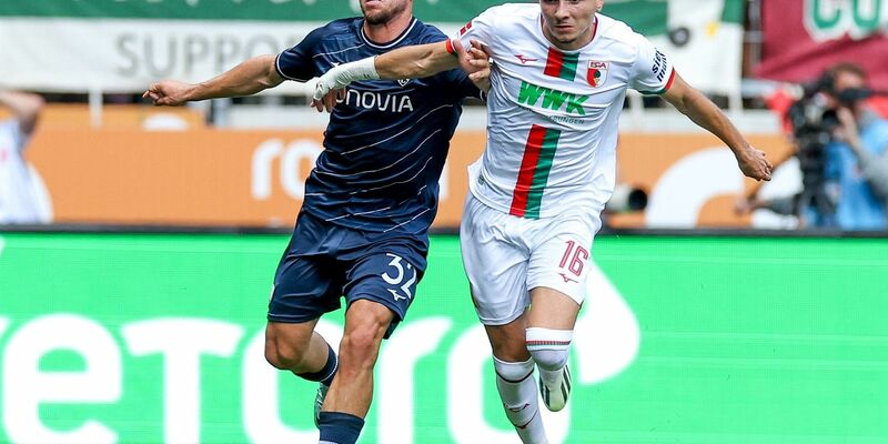 Bochums Takuma Asano (l) traf beim 2:2 in Augsburg doppelt. - Foto: Kolbert-Press/Christian Kolbert/dpa