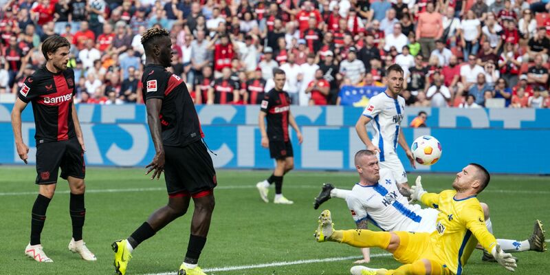 Victor Boniface (2.v.l) traf beim Bayer-Sieg gegen Darmstadt zweimal. - Foto: Bernd Thissen/dpa
