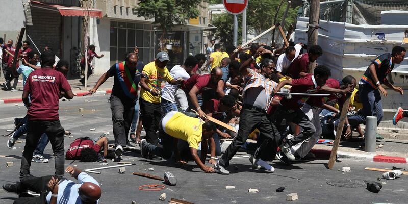 Migranten aus Eritrea stoßen bei einer Demonstration in Tel Aviv mit der Polizei zusammen. - Foto: Ilia Yefimovich/dpa