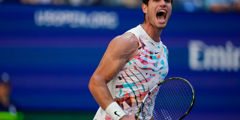 Carlos Alcaraz setzte sich in vier Sätzen gegen Daniel Evans durch. - Foto: Manu Fernandez/AP