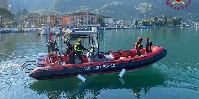 Feuerwehrleute bei der Suche auf dem Iseosee. - Foto: Vigili del Fuoco/dpa