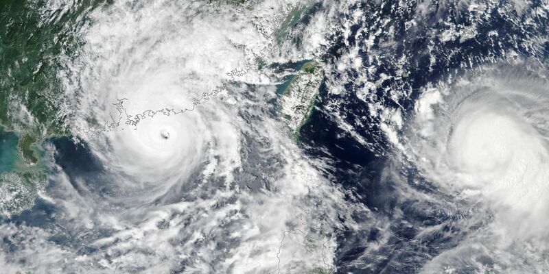 Die beiden Taifune Saola (l) und «Haikui» (r) über Hongkong und vor Taiwan. - Foto: Suomi Npp/Noaa-Nasa/Planet Pix via ZUMA Press Wire/dpa