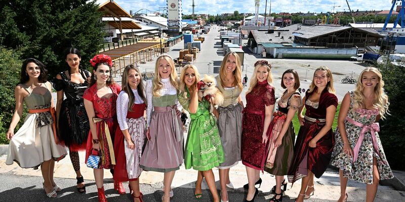 Models in Trachten beim Dirndlgipfel 2022 am Fuße der Bavaria an der Theresienwiese. - Foto: Felix Hörhager/dpa