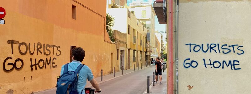 «Tourists Go Home»-Parolen im Künstlerviertel Vila de Gràcia in Barcelona. - Foto: Emilio Rappold/dpa
