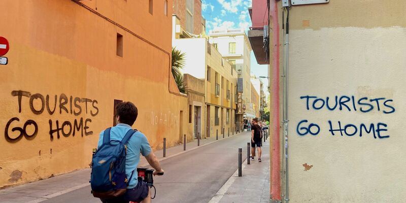 In Spanien steigt der Unmut gegenüber dem Massentourismus. In Barcelona wird die zunehmende Besucherzahl insbesondere für den Mangel an bezahlbarem Wohnraum verantwortlich gemacht. - Foto: Emilio Rappold/dpa