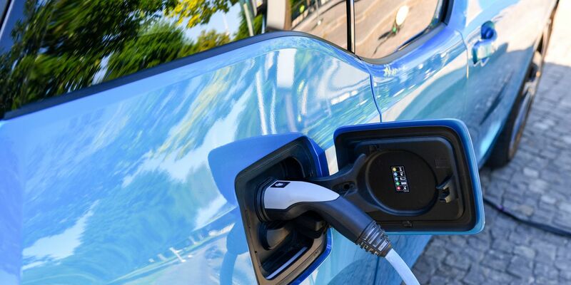 Mit dem Programm sollen private Wohngebäude mit Ladeinfrastruktur, also Ladestationen, Solarstromanlagen und Speichern ausgestattet werden. - Foto: Jens Kalaene/dpa-Zentralbild/dpa