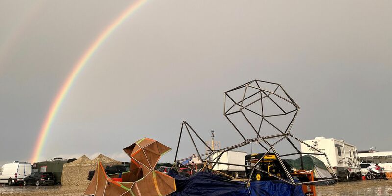 Ein Regenbogen über dem matschigen Gelände des Festivals «Burning Man» in Nevada. - Foto: David Crane/dpa