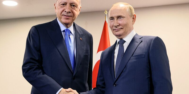 Kremlchef Wladimir Putin (r) und der türkische Präsident Recep Tayyip Erdogan bei einem früheren Treffen in Teheran. - Foto: Sergei Savostyanov/Pool Sputnik Kremlin/AP/dpa