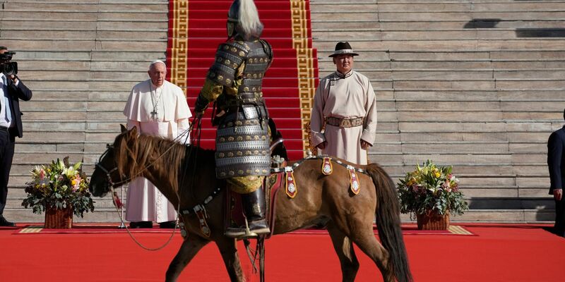 Der mongolische Präsident Ukhnaagiin Khurelsukh (r) empfängt Papst Franziskus vor dem Regierungsgebäude in Ulan Bator. - Foto: Andrew Medichini/AP/dpa