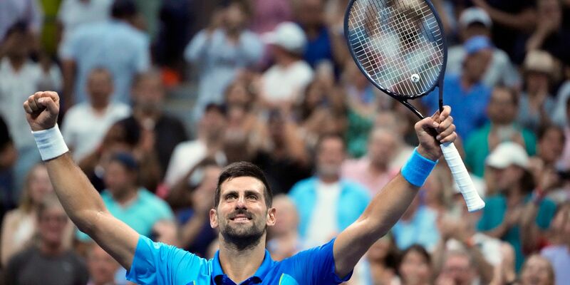 Novak Djokovic jubelt nach seinem Sieg. - Foto: John Minchillo/AP