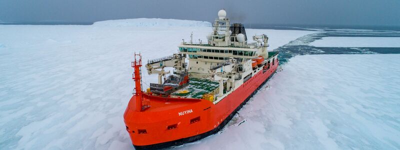 Der australische Eisbrecher «RSV Nuyina» hat in der Forschungsstation Casey in der Antarktis nach langer Fahrt eine erkrankte Person an Bord geholt. - Foto: Pete Harmsen/Australian Antarctic Division/dpa