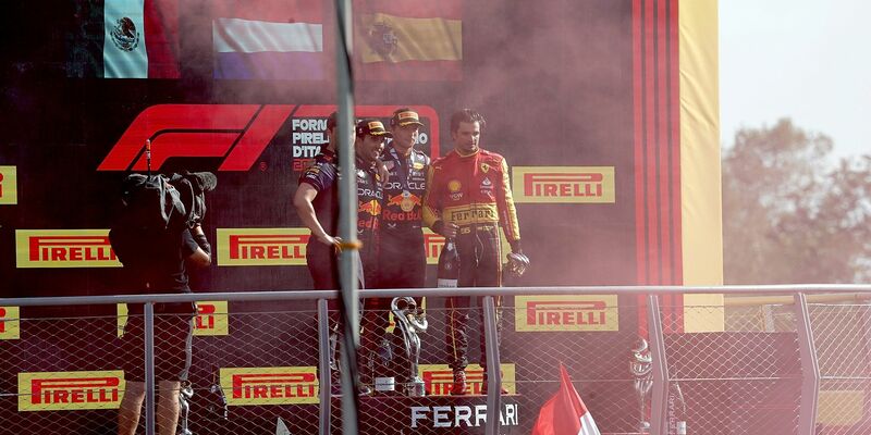 Auch beim Grand Prix von Italien landeten Max Verstappen (M) und Sergio Perez (l) auf dem Podium. - Foto: Hasan Bratic/dpa