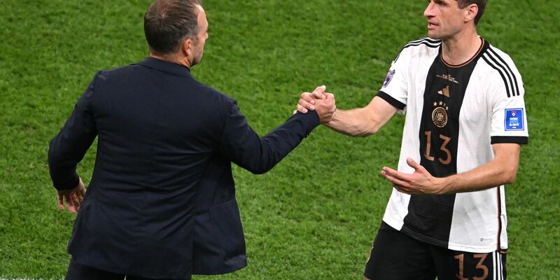 Willkommen zurück: Thomas Müller (r) rückt ins Aufgebot von Bundestrainer Hansi Flick nach. - Foto: Robert Michael/dpa