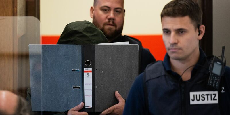 Der Angeklagte kommt in den Gerichtssaal in Köln. - Foto: Rolf Vennenbernd/dpa