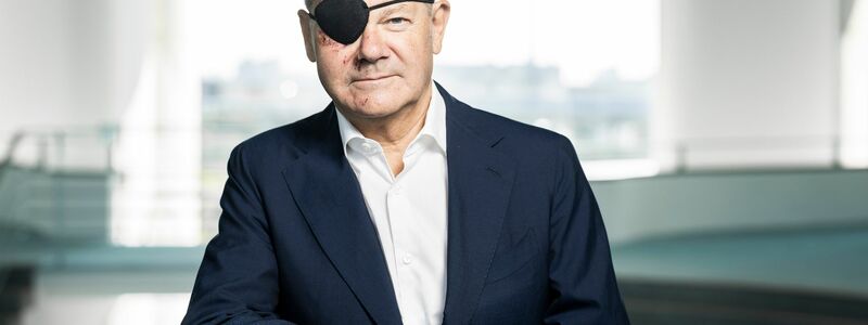 Bundeskanzler Olaf Scholz (SPD) mit Augenklappe, die er aufgrund einer Sportverletzung trägt. - Foto: Steffen Kugler/Bundesregierung/dpa