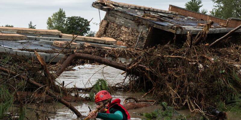 Ein Beamter der Guardia Civil sucht an der Pedrera-Brücke in Aldea del Fresno nahe Madrid nach Vermissten. - Foto: Alejandro Martínez Vélez/EUROPA PRESS/dpa