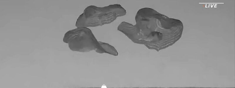 In diesem Bild aus einem von der NASA zur Verfügung gestellten Video taucht eine SpaceX-Kapsel, die von Fallschirmen gebremst wird,in den Atlantik vor der Küste Floridas ein. - Foto: NASA via AP