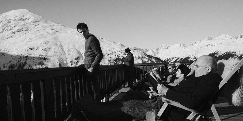Jan Bülow (l) als Physiker Johannes Leinert in einer Szene aus dem Film «Die Theorie von Allem». - Foto: --/Filmfest Venedig/dpa