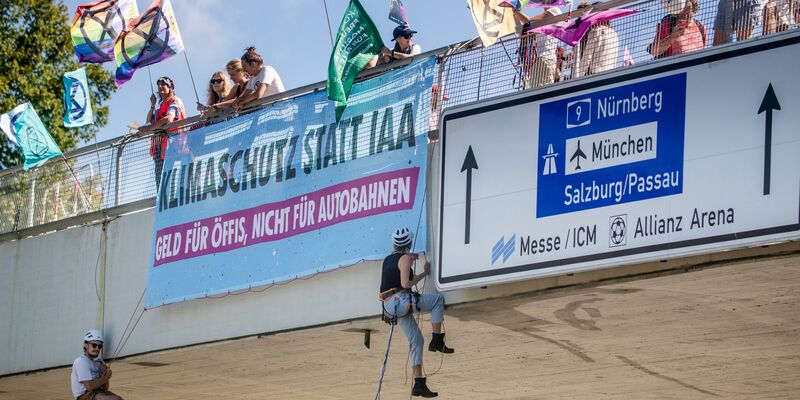 Klimaaktivisten von Extinction Rebellion  seilen sich in München von einer Brücke  ab. - Foto: Christoph Schmidt/dpa
