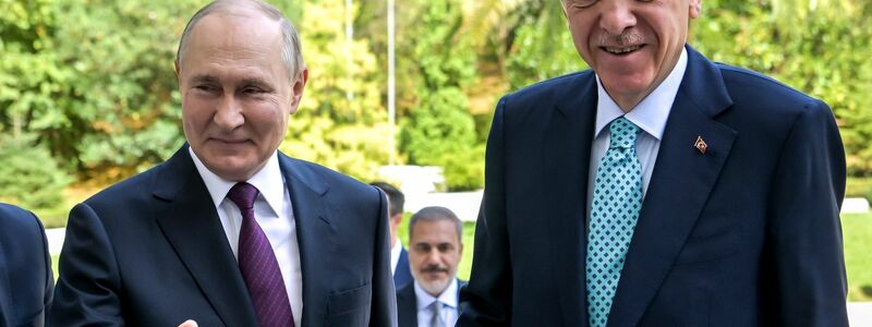 Der russische Präsident Wladimir Putin (l) begrüßt seinen türkischen Amtskollegen Recep Tayyip Erdogan bei seiner Ankunft. - Foto: Alexei Nikolsky/Pool Sputnik Kremlin/AP/dpa