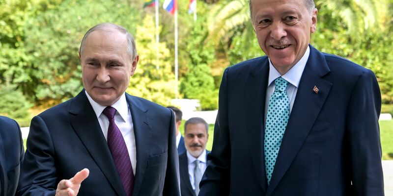 Der russische Präsident Wladimir Putin (l) begrüßt seinen türkischen Amtskollegen Recep Tayyip Erdogan in Sotschi. - Foto: Alexei Nikolsky/Pool Sputnik Kremlin/AP/dpa