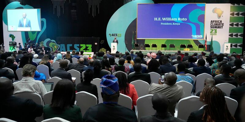 Kenias Präsident William Ruto spricht während des Afrikanischen Klimagipfels. - Foto: Khalil Senosi/AP/dpa