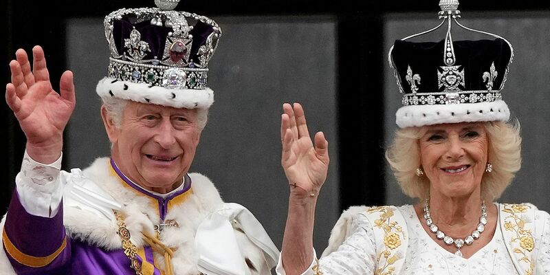 Großbritanniens König Charles III. und Königin Camilla nach der Krönungszeremonie. - Foto: Frank Augstein/AP/dpa